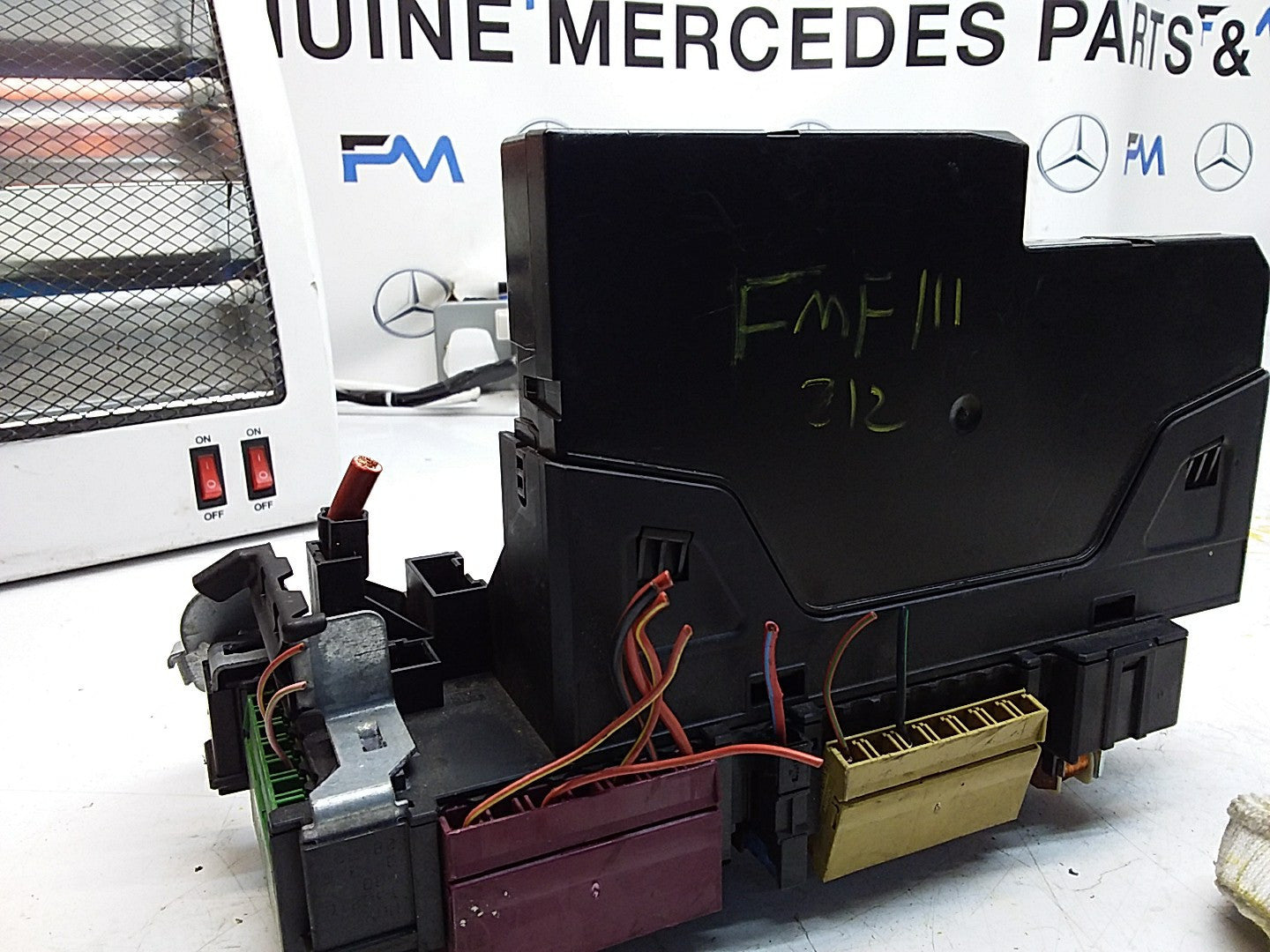Mercedes E-CLASS W212 FUSE BOX RELAY  A2129009522 FMF111