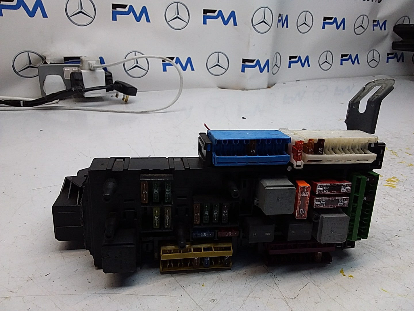 Mercedes E-CLASS W212 FUSE BOX RELAY  A2129003922 FMF109
