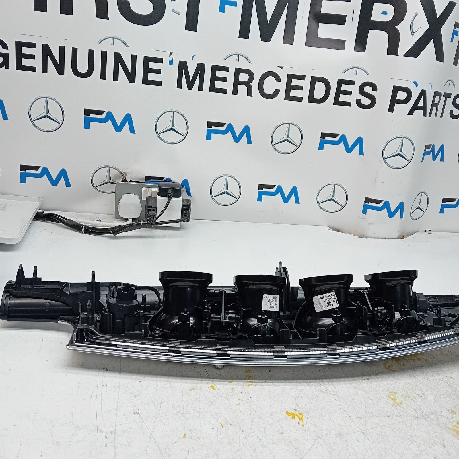 MERCEDES E CLASS W213  DASHBOARD TRIM PANEL + 4 AIR VENT  A2136809304 FM001071