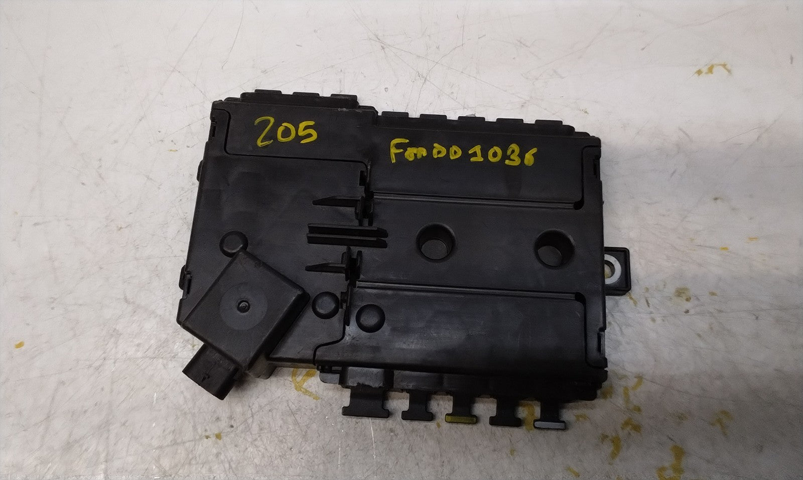 MERCEDES C-CLASS W205 2014 On FUSE RELAY DISTRIBUTION BOX A2055402850 FM001036