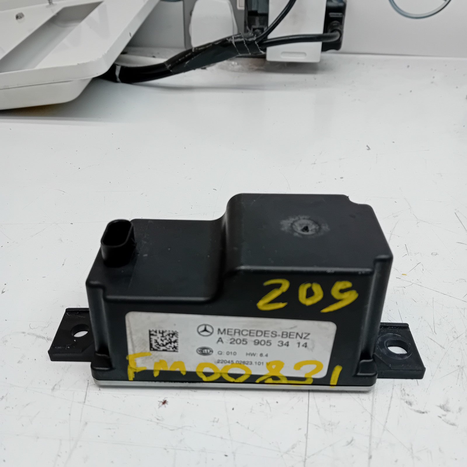 MERCEDES C-CLASS VOLTAGE CONVERTER AUXILIARY BATTERY W205 A2059053414 FM00831