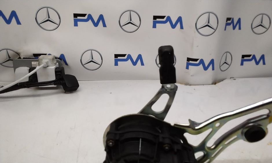 Mercedes C-CLASS W205 TAILGATE LIFT SOFT CLOSE 0390204 124 FM00748