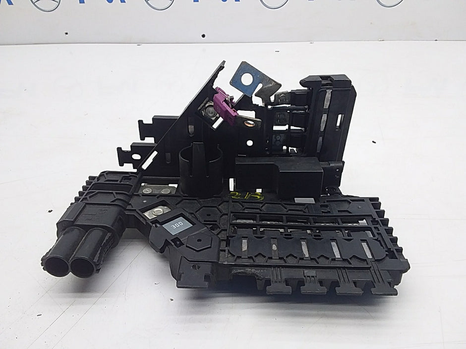 Mercedes E-CLASS W213 Fuse Relay Junction Box A2135400750 FMF10 (DAMAGED)
