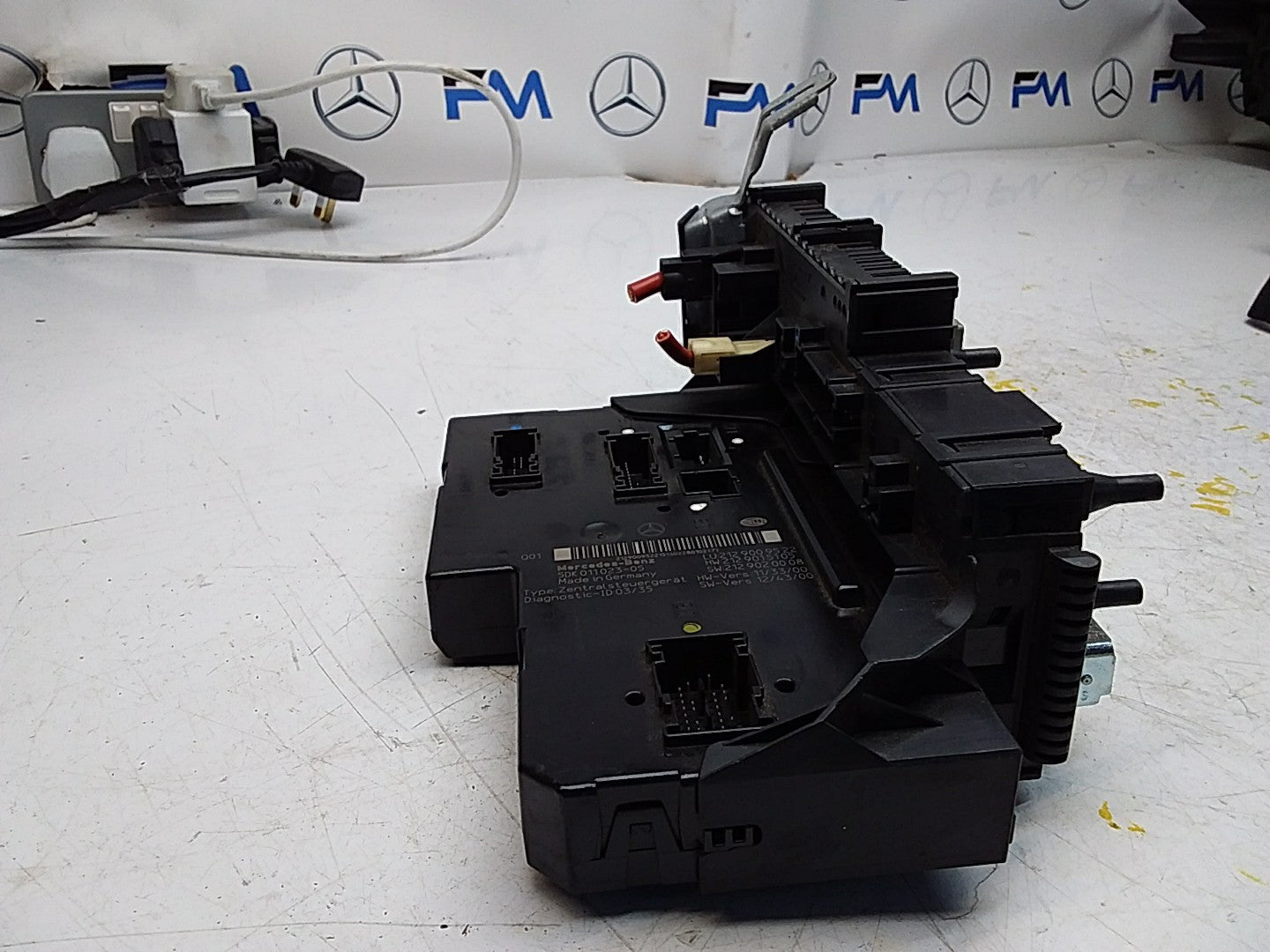 Mercedes E-CLASS W212 FUSE BOX RELAY  A2129009522 FMF111