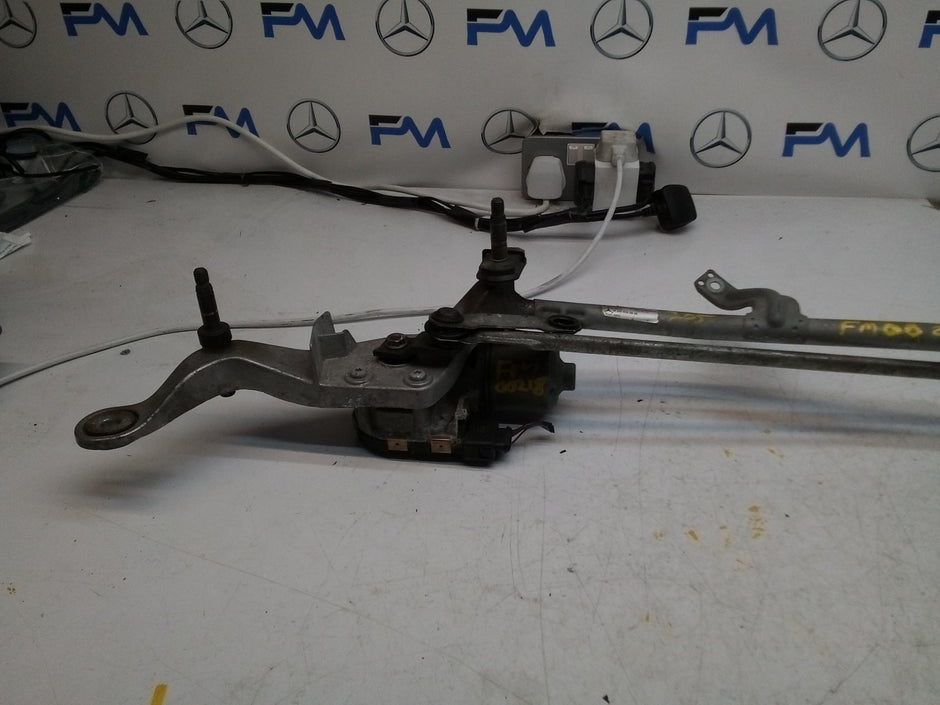 MERCEDES-BENZ C CLASS W205 FRONT WIPER MOTOR WITH LINKAGE A2059600940 FM00218