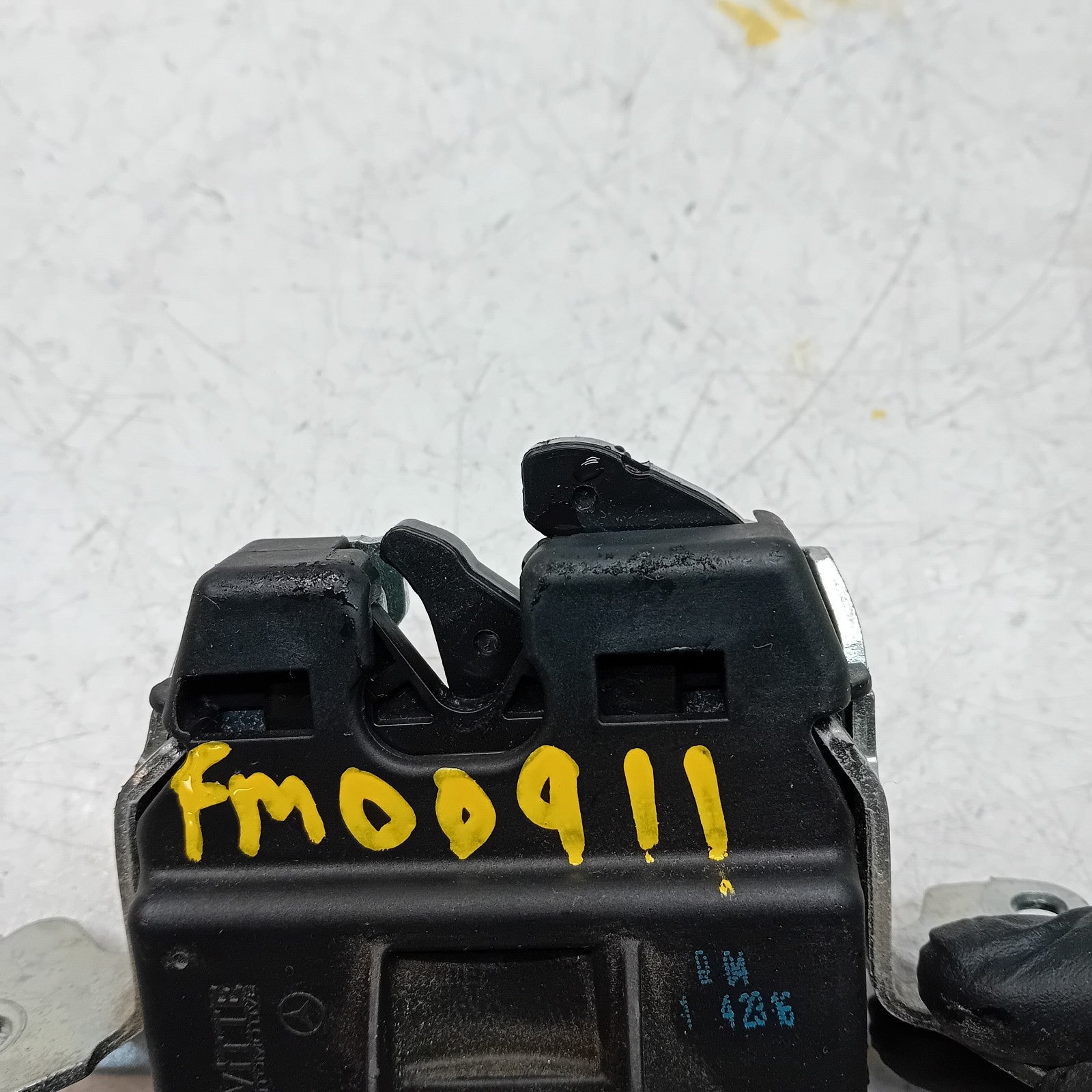 GENUINE MERCEDES BENZ C-CLASS W205 TRUNK LID LOCK LATCH FM00911