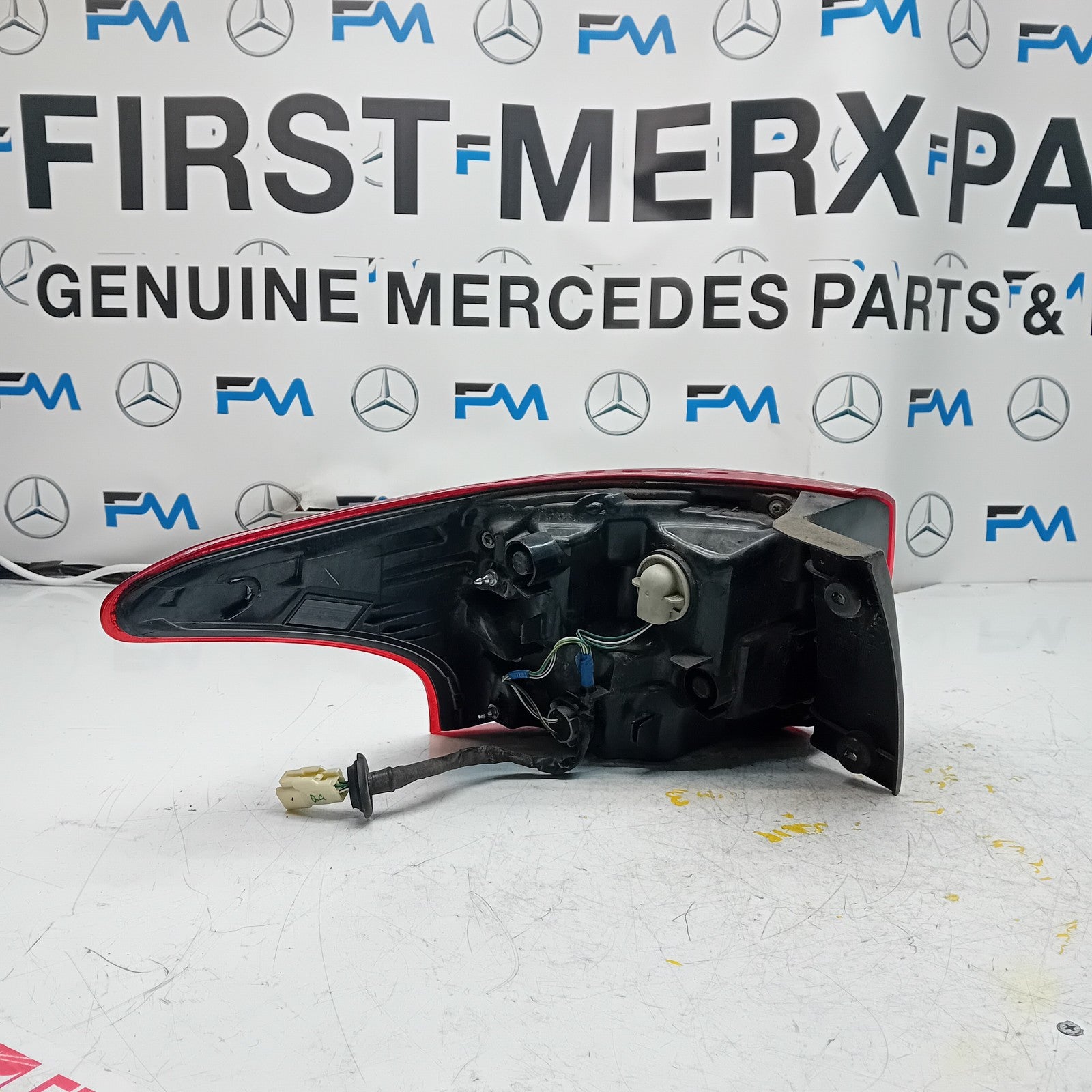 MITSUBISHI OUTLANDER DRIVER SIDE OS REAR TAIL LIGHT FMT189 HALF LED