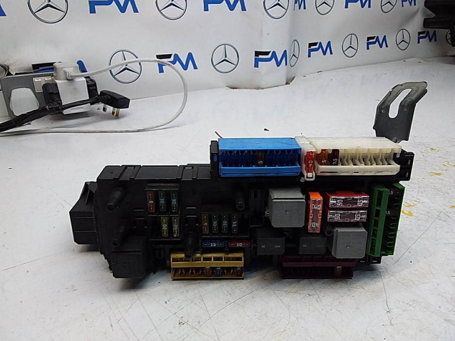 Mercedes E-CLASS W212 FUSE BOX RELAY  A2129003922 FMF109
