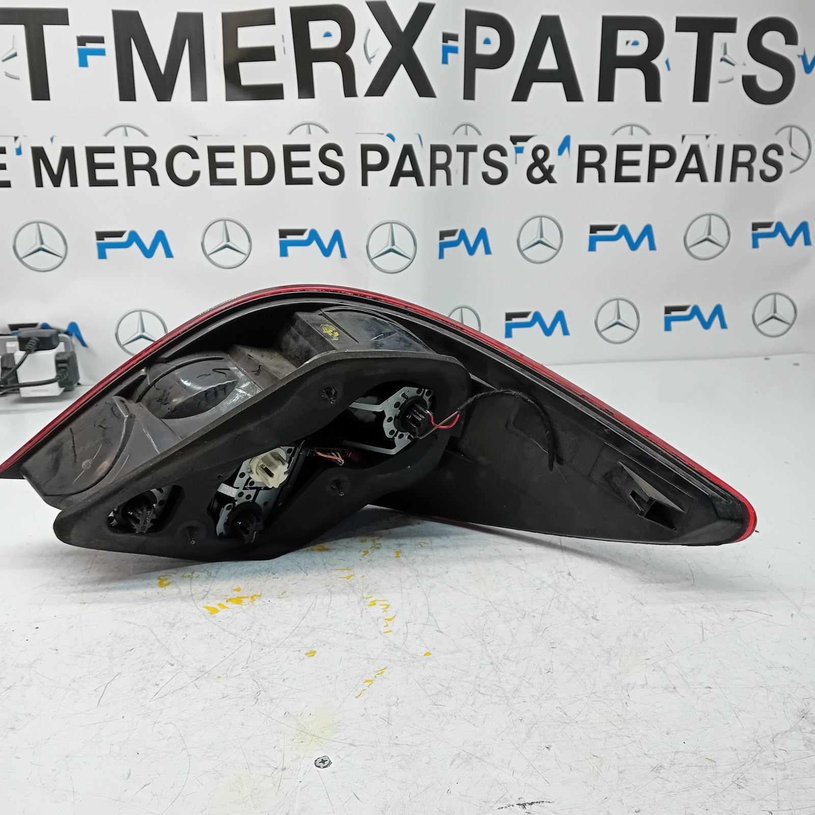 MERCEDES R-CLASS W251 PASSENGER SIDE NS REAR TAIL LIGHT FMT170 (Damaged)