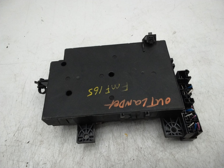 MITSUBISHI OUTLANDER FUSE RELAY  BOX  8637B687  FMF165