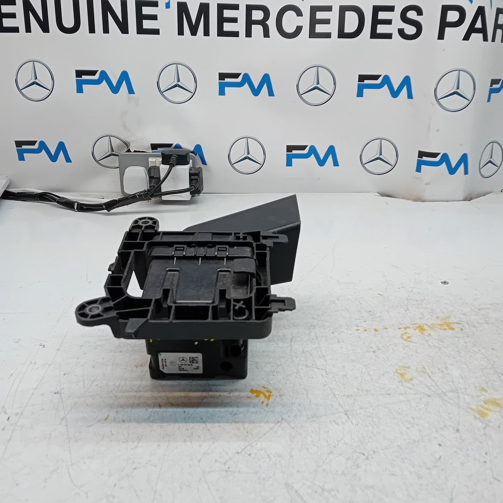 MERCEDES C-CLASS W205 ENGINE SOUND CONTROL MODULE & BRACKET A2239016902 FM001130