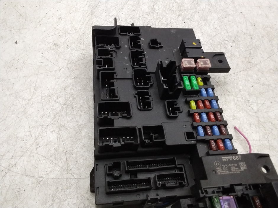 MITSUBISHI OUTLANDER FUSE RELAY  BOX  8637B687  FMF162