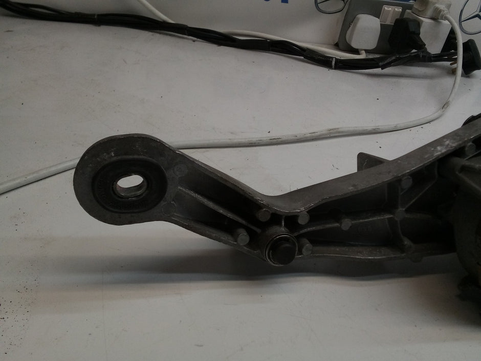 MERCEDES-BENZ C CLASS W205 FRONT WIPER MOTOR WITH LINKAGE A2059600940 FM00218