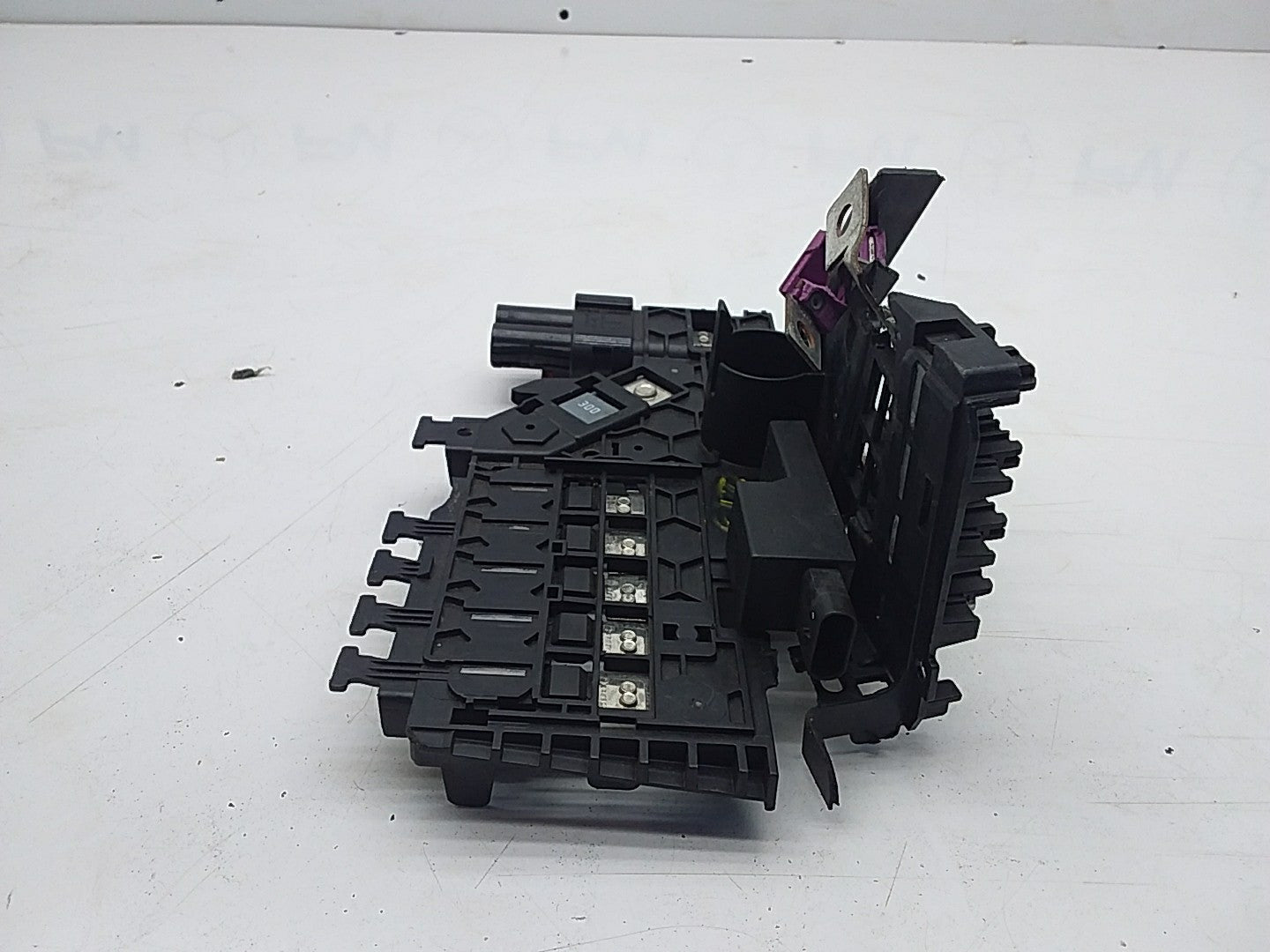 Mercedes E-CLASS W213 Fuse Relay Junction Box A2135400750 FMF10 (DAMAGED)