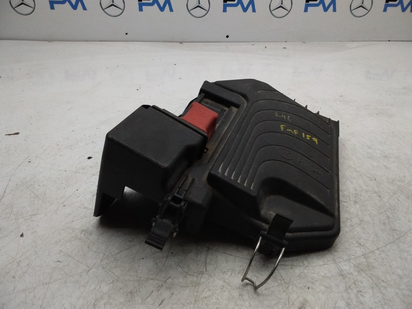 MERCEDES BENZ  B-CLASS  W246 FUSE RELAY JUNCTION BOX LID A2465400182  FMF159
