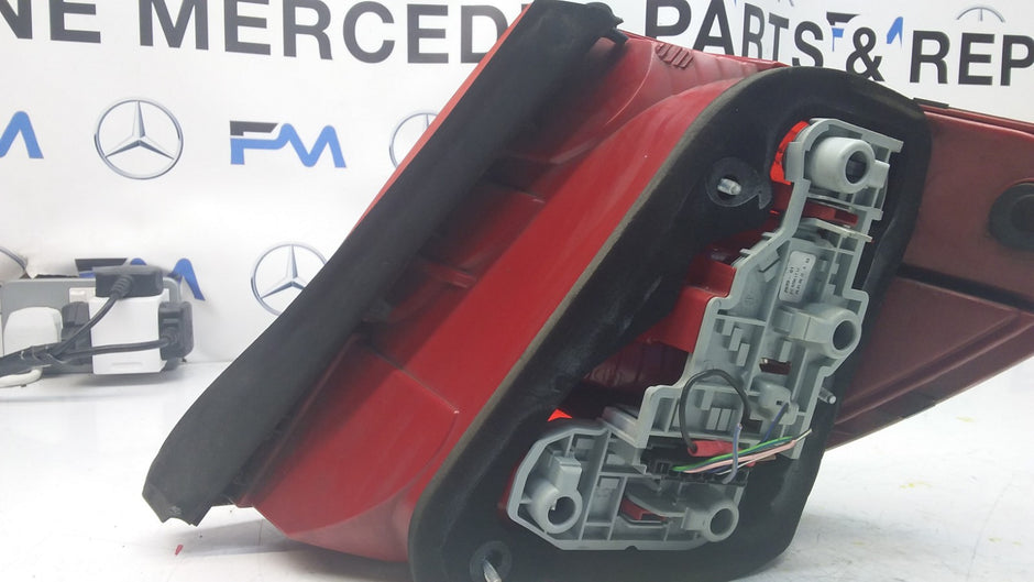 MERCEDES C-CLASS W204 PASSENGER SIDE NS REAR TAIL LIGHT A2048203564 2011 FMT108