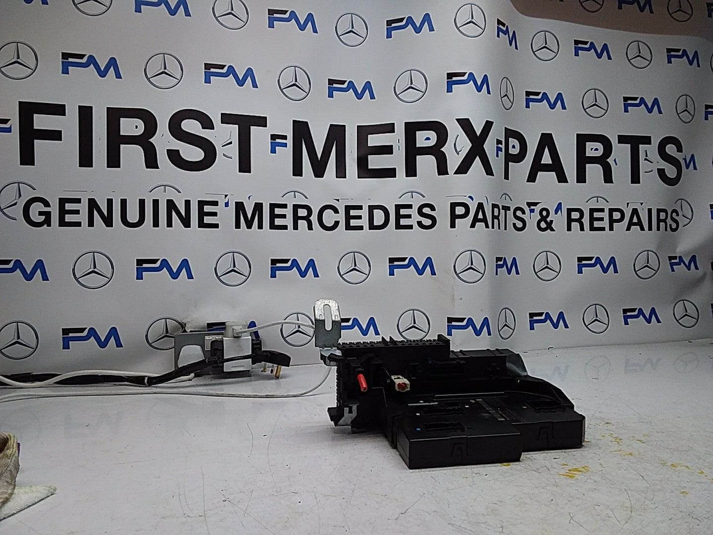 Mercedes E-CLASS W212 Fuse Box RELAY  A2129000004 FMF105