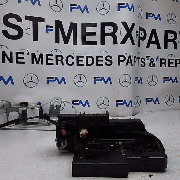 Mercedes E-CLASS W212 FUSE BOX RELAY  A2129009522 FMF111