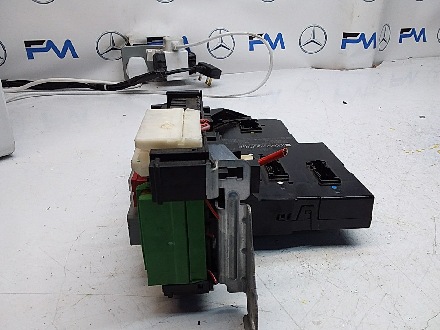 Mercedes E-CLASS W212 FUSE BOX RELAY  A2129000023 FMF110