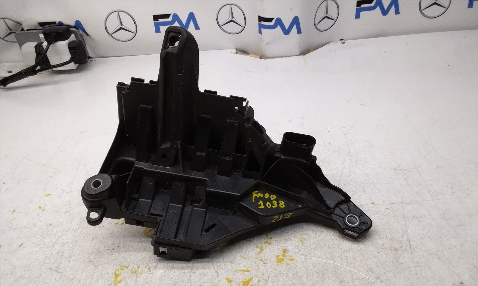 Mercedes C-CLASS W205 Fuse Relay Junction Box A2135400750 FM001038