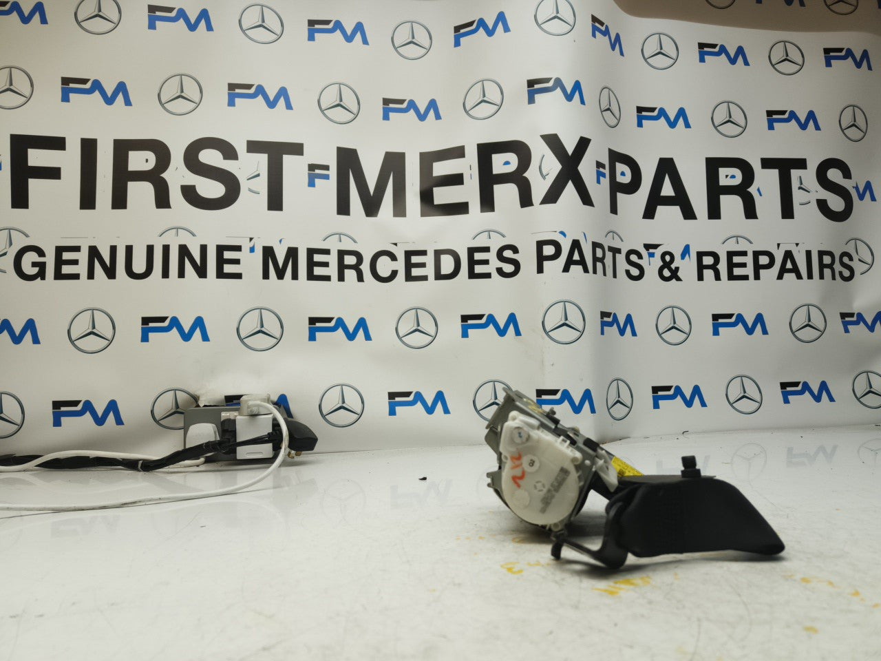 MERCEDES E300 W212 ESTATE DRIVER RIGHT SIDE REAR SEAT BELT A2128606085 FMS36 OSR