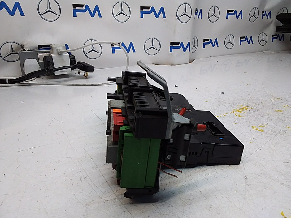Mercedes E-CLASS W212 FUSE BOX RELAY  A2129009522 FMF111