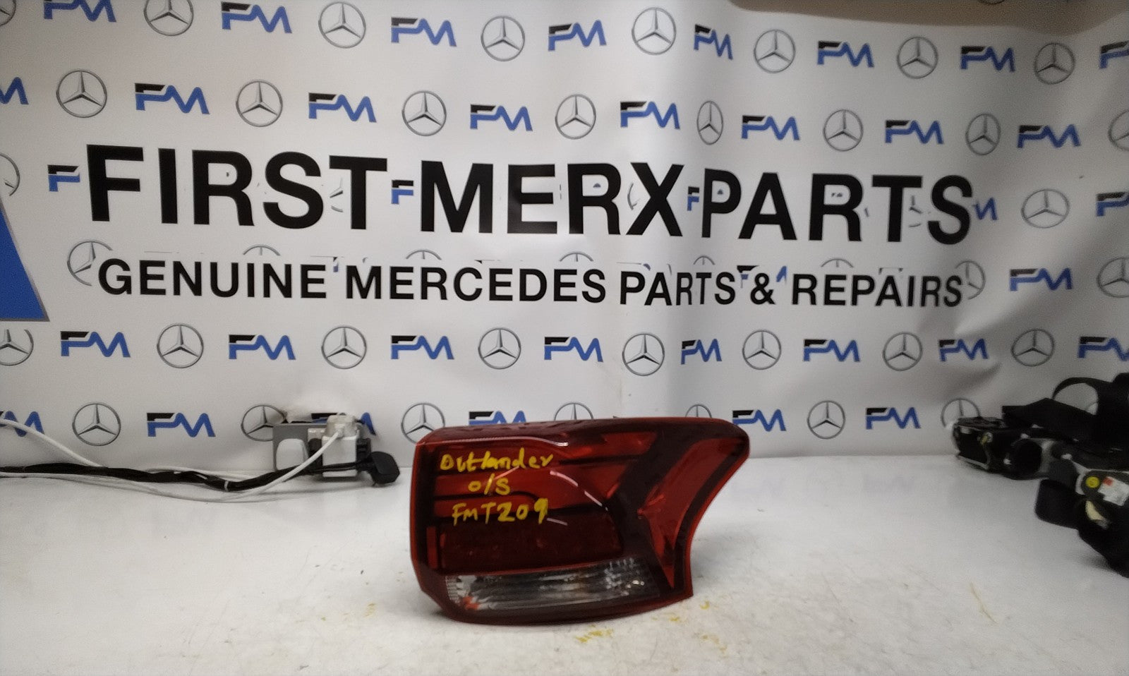 MITSUBISHI OUTLANDER DRIVER SIDE OS REAR TAIL LIGHT FMT209 HALF LED