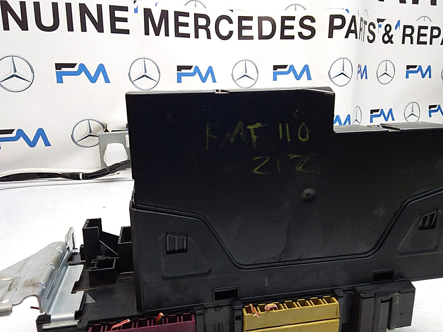 Mercedes E-CLASS W212 FUSE BOX RELAY  A2129000023 FMF110