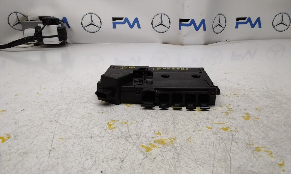 MERCEDES C-CLASS W205 2014 On FUSE RELAY DISTRIBUTION BOX A2055402850 FM001036