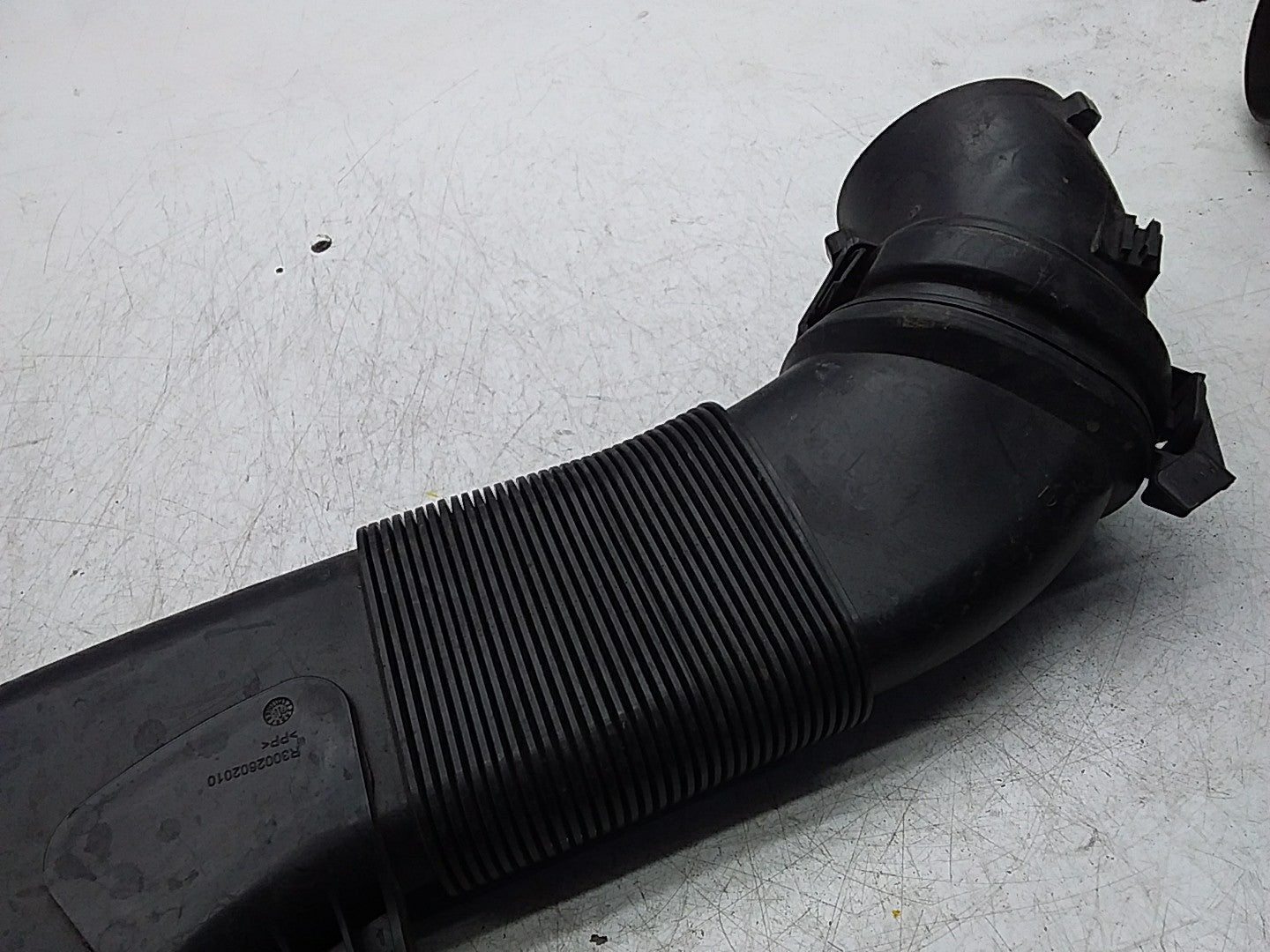 MERCEDES BENZ C-CLASS W205 AIR INTAKE TUBE A6510903242 FMI50 (DAMAGED)