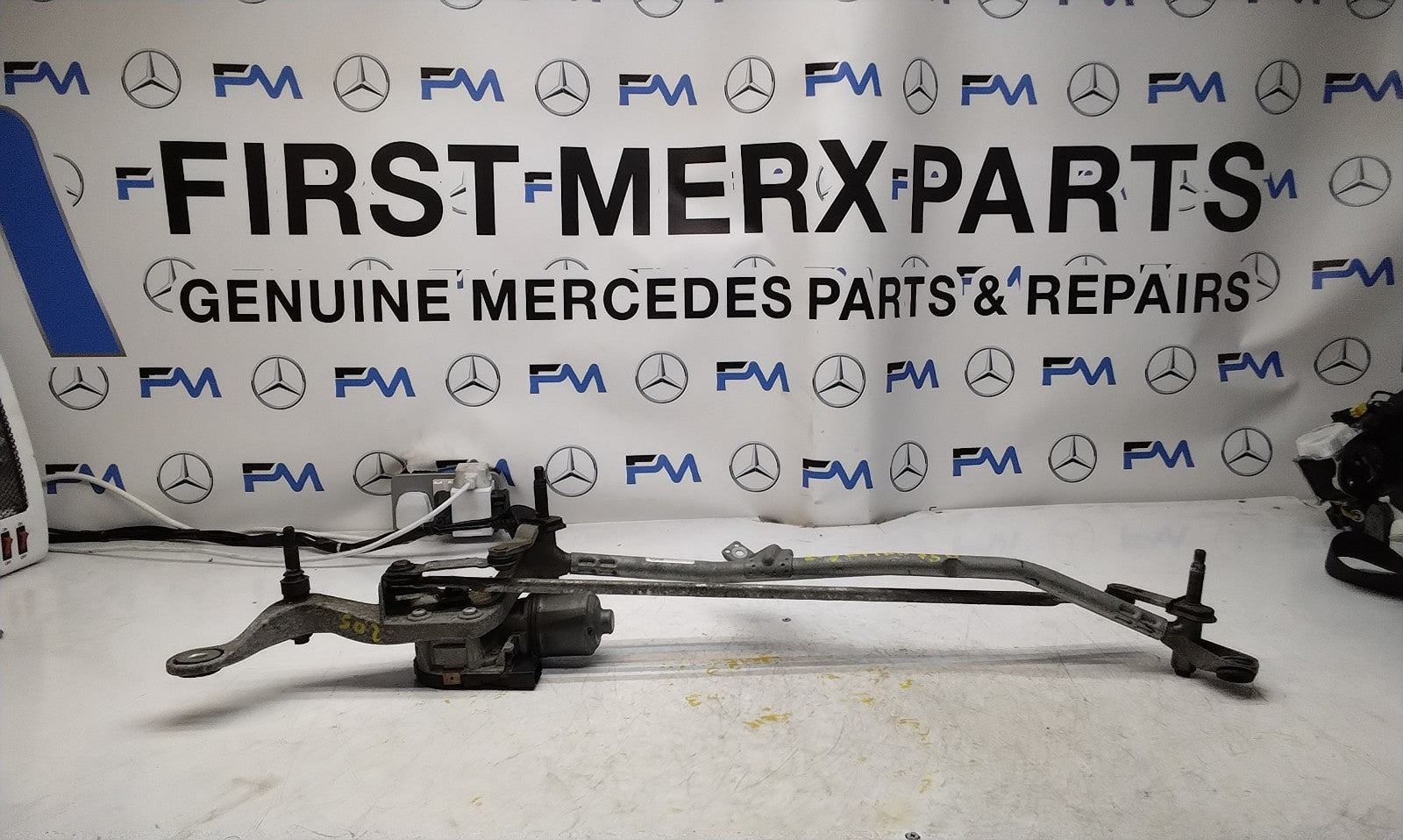 MERCEDES-BENZ C CLASS W205 FRONT WIPER MOTOR WITH LINKAGE A2059600940 FM00750