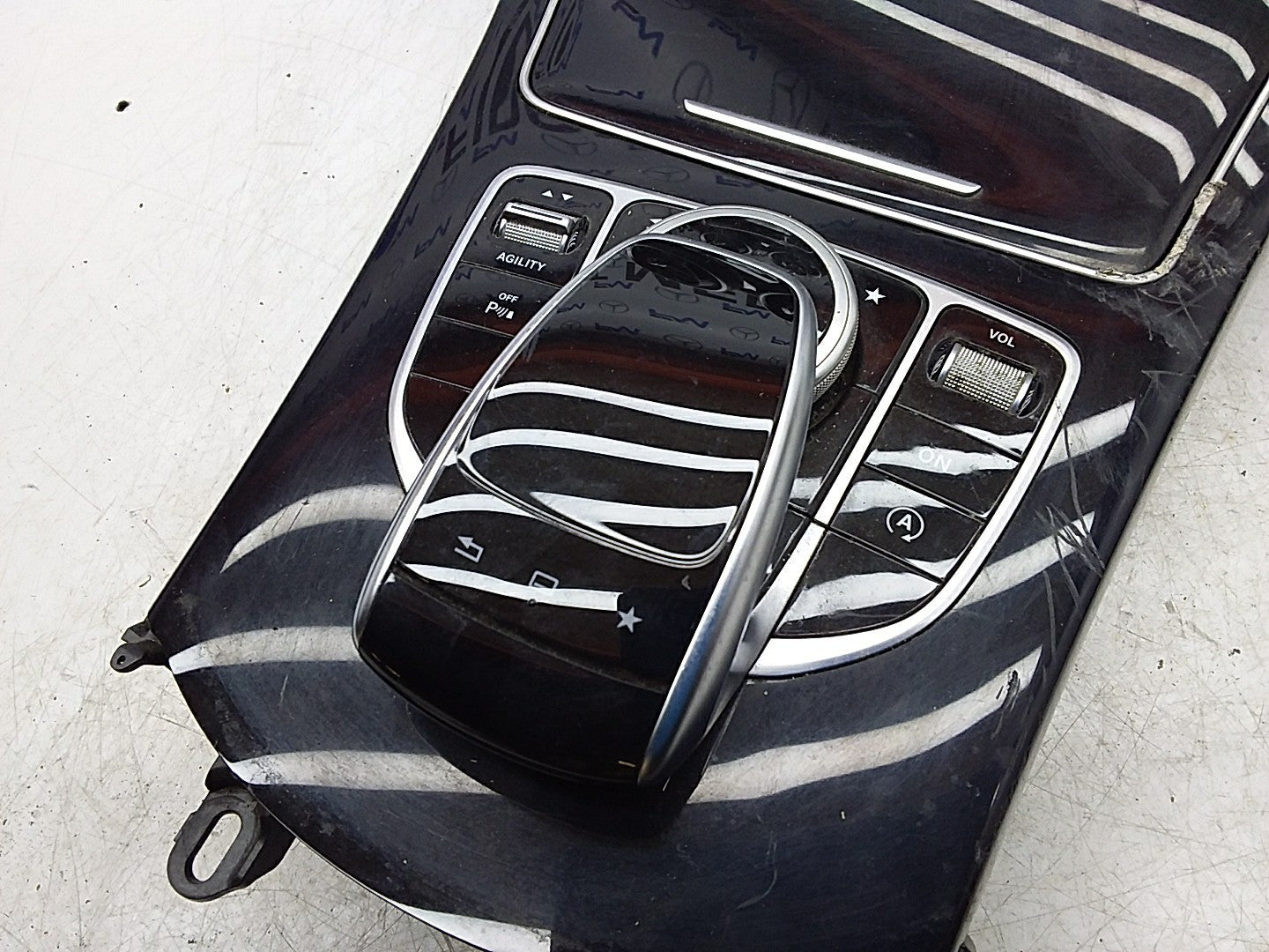 2014 ONWARDS MERCEDES C-CLASS W205 CENTRE  CONSOLE  A2056805107 FMK13 (DAMAGED)