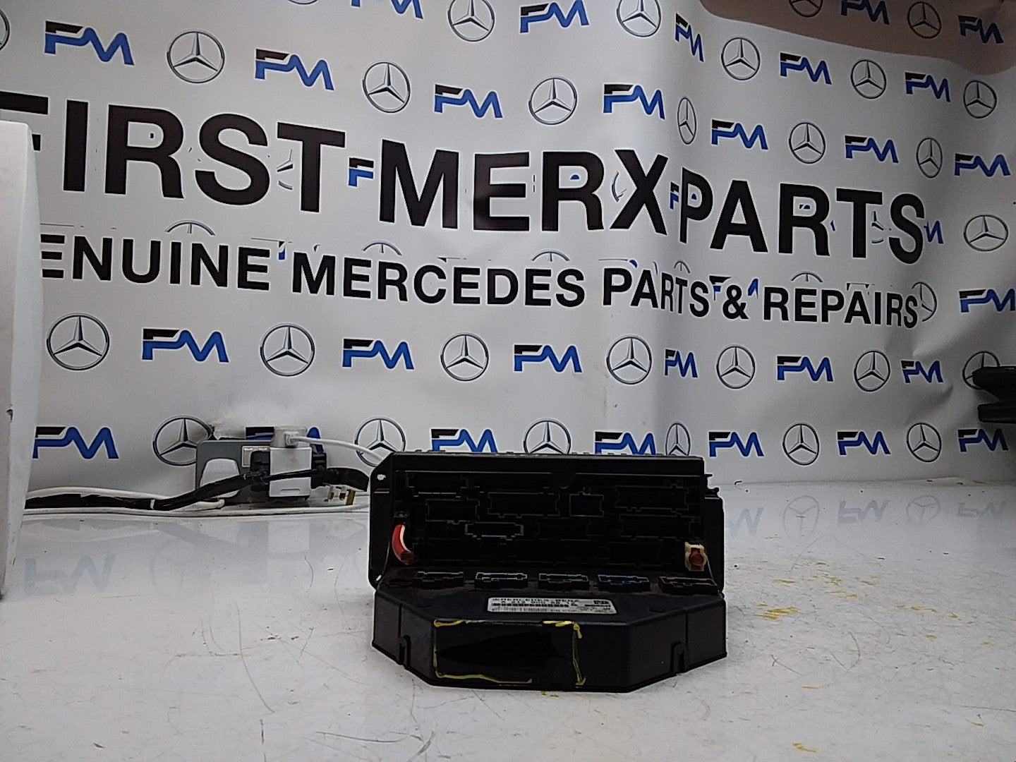 Mercedes E-CLASS W212 Fuse  Box RELAY A2129005812 FMF92 (DAMAGED)