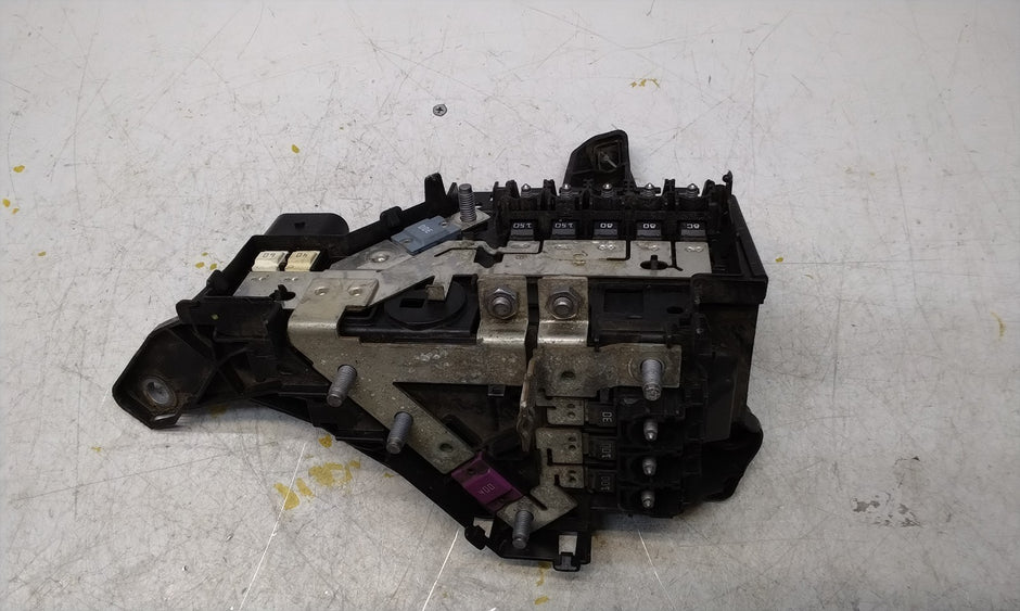 Mercedes C-CLASS W205 Fuse Relay Junction Box A2135400750 FM001038