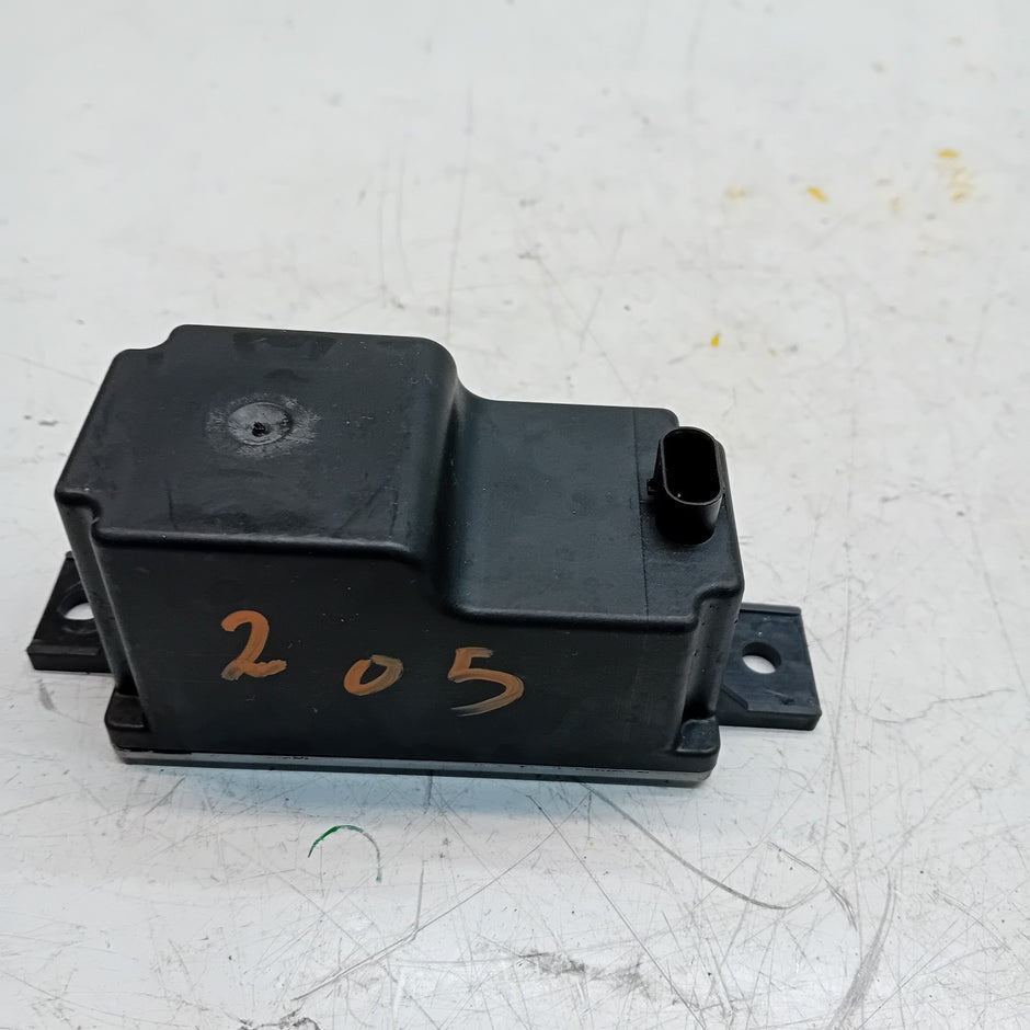 MERCEDES C-CLASS VOLTAGE CONVERTER AUXILIARY BATTERY W205 A2059053414 FM00831