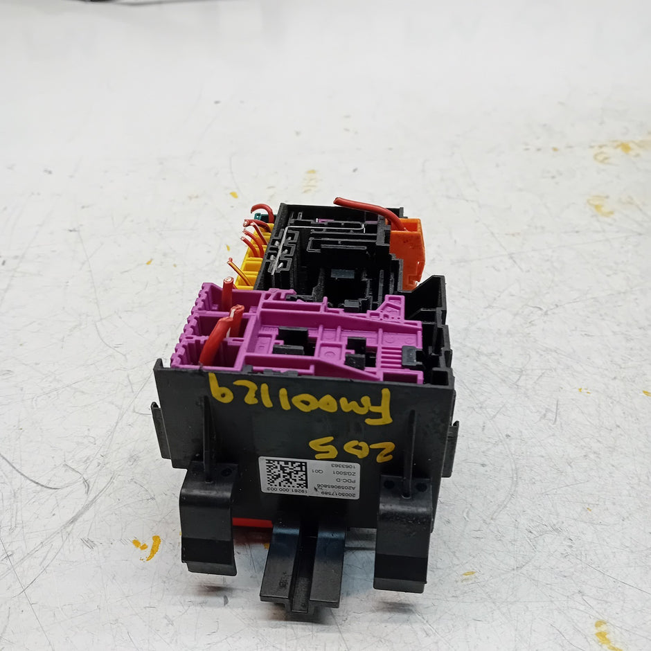 MERCEDES C-CLASS W205  FUSE BOX A2059065806 FM001129
