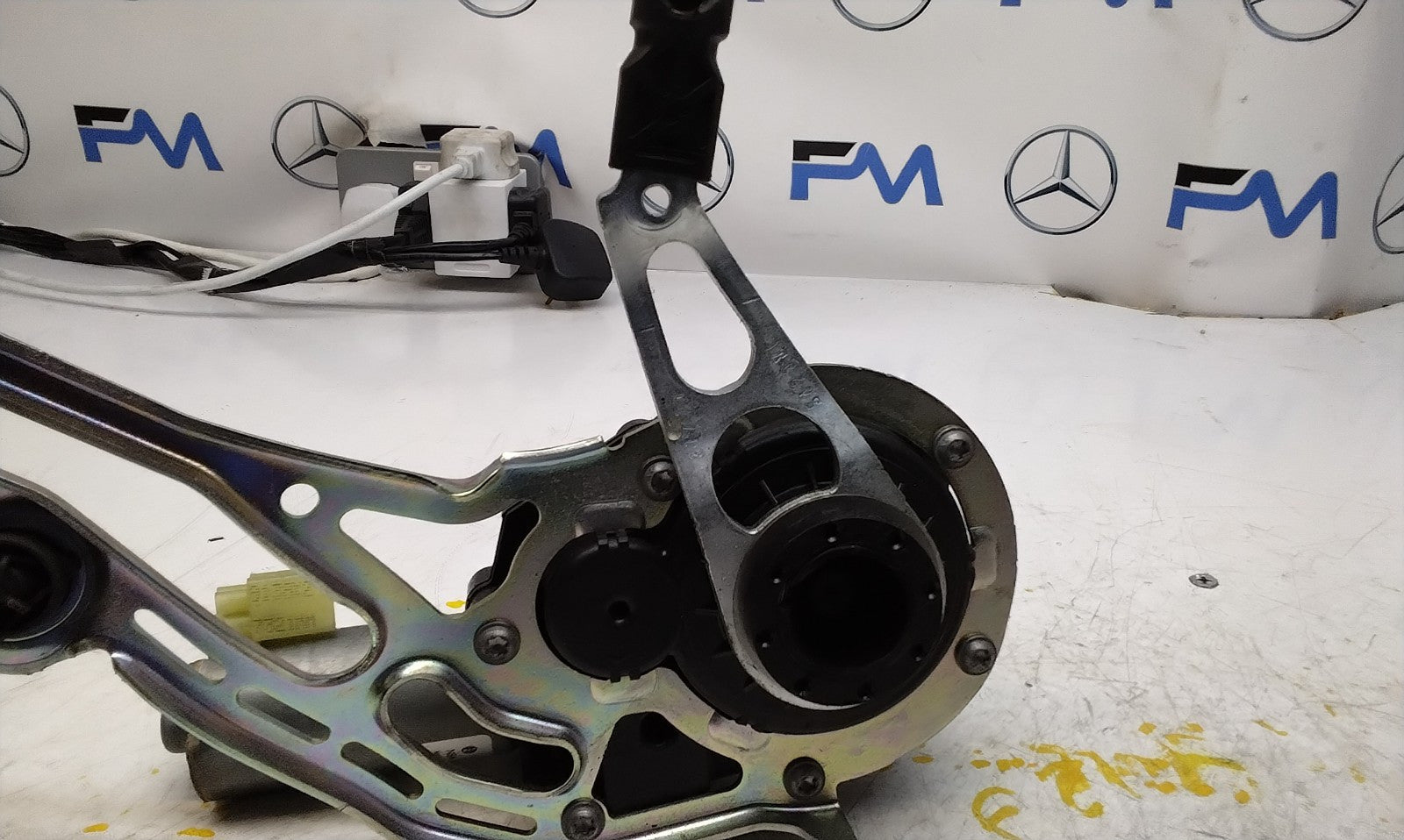 Mercedes C-CLASS W205 TAILGATE LIFT SOFT CLOSE 0390204 124 FM00748