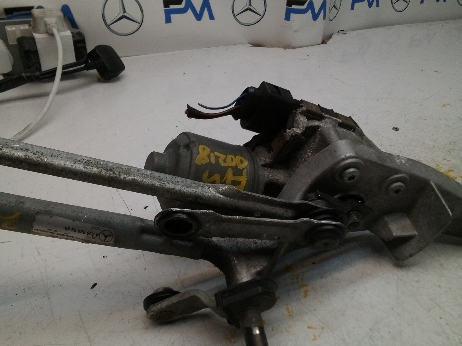 MERCEDES-BENZ C CLASS W205 FRONT WIPER MOTOR WITH LINKAGE A2059600940 FM00218