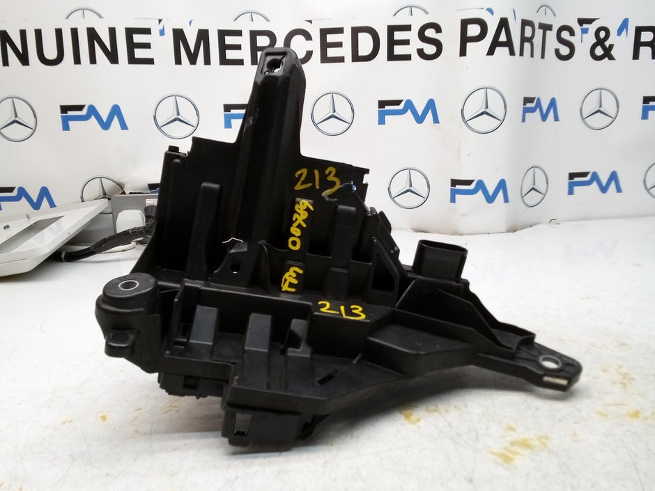 Mercedes E-CLASS W213 Fuse Relay Junction Box A2135400750 FM00789
